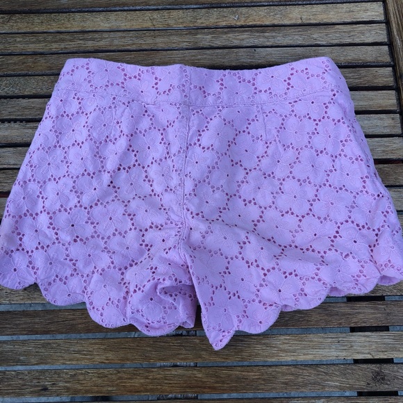 Lilly Pulitzer Lace Scalloped Shorts - Picture 2 of 2